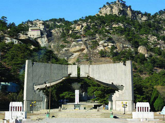 医巫闾山景区大门口